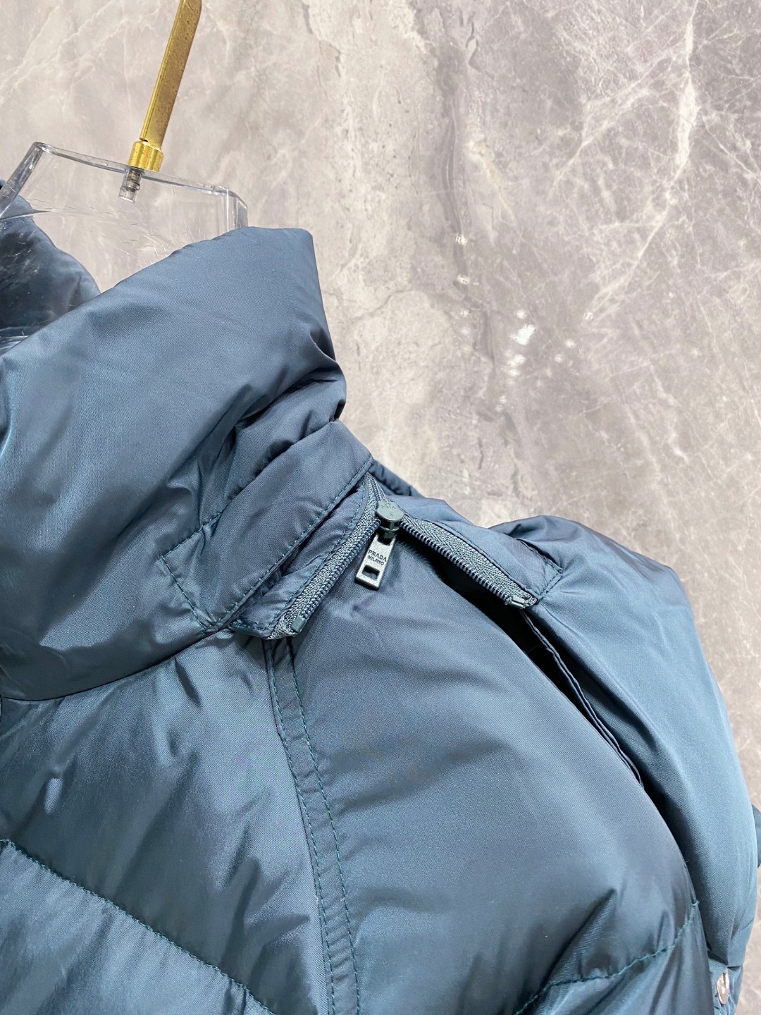 Prada&普拉达FW2025秋冬新款羽绒服。柜子在售款，一件难求。采用定制防风防雨面料，抗皱立挺有型，