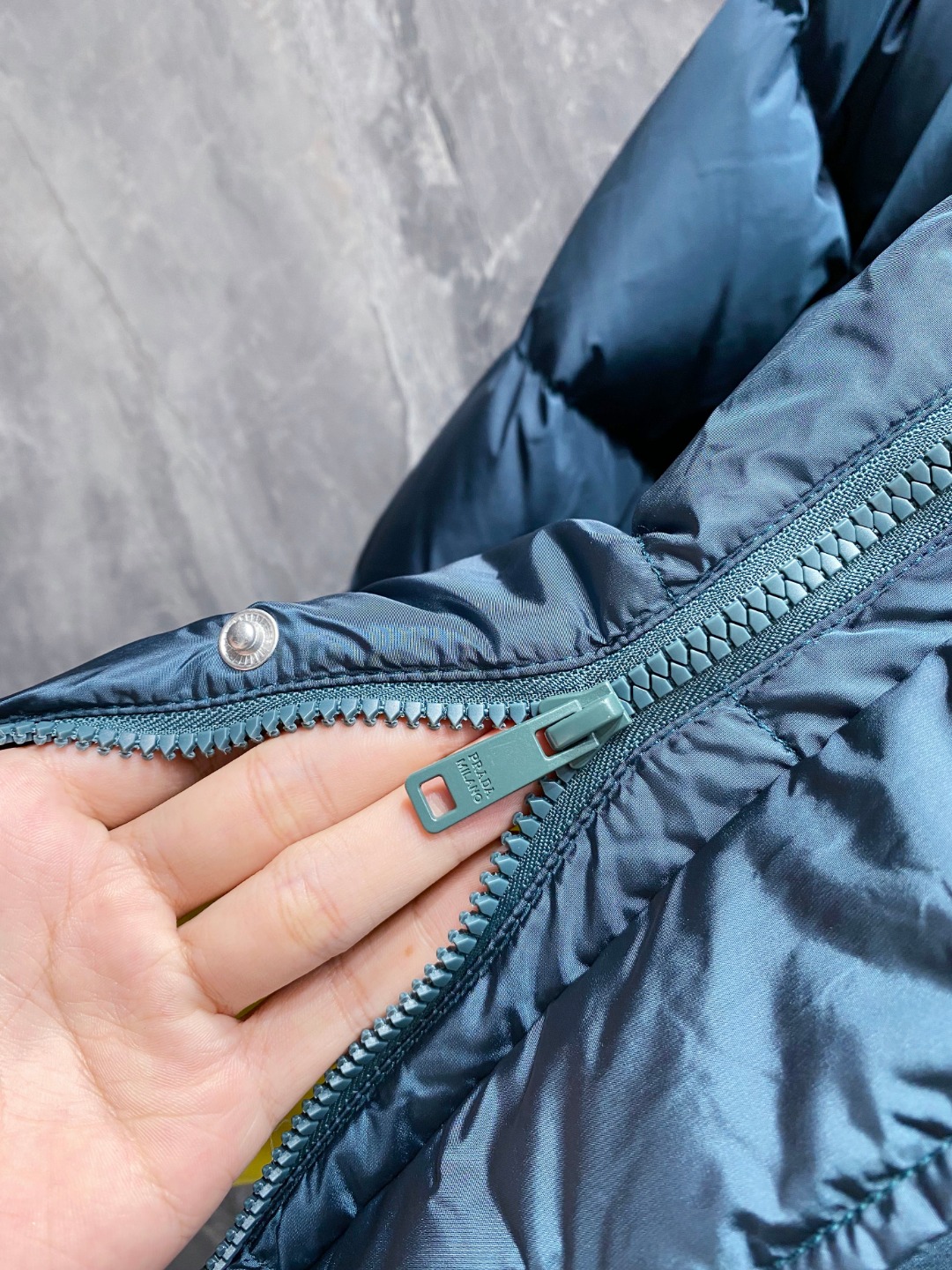 Prada&普拉达FW2025秋冬新款羽绒服。柜子在售款，一件难求。采用定制防风防雨面料，抗皱立挺有型，