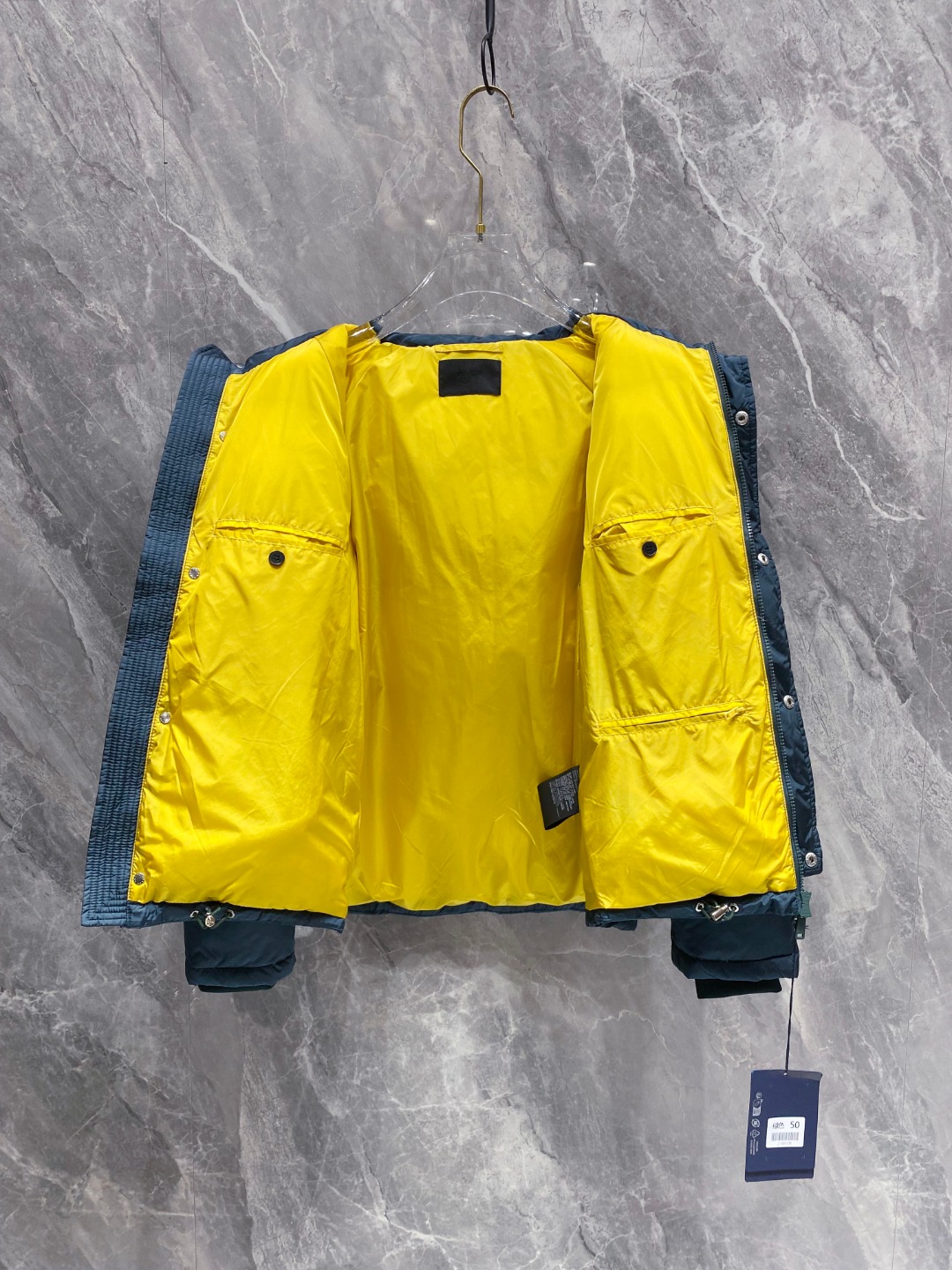 Prada&普拉达FW2025秋冬新款羽绒服。柜子在售款，一件难求。采用定制防风防雨面料，抗皱立挺有型，