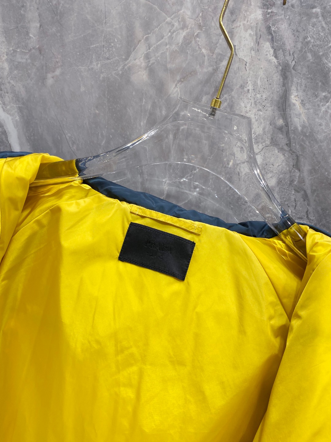 Prada&普拉达FW2025秋冬新款羽绒服。柜子在售款，一件难求。采用定制防风防雨面料，抗皱立挺有型，