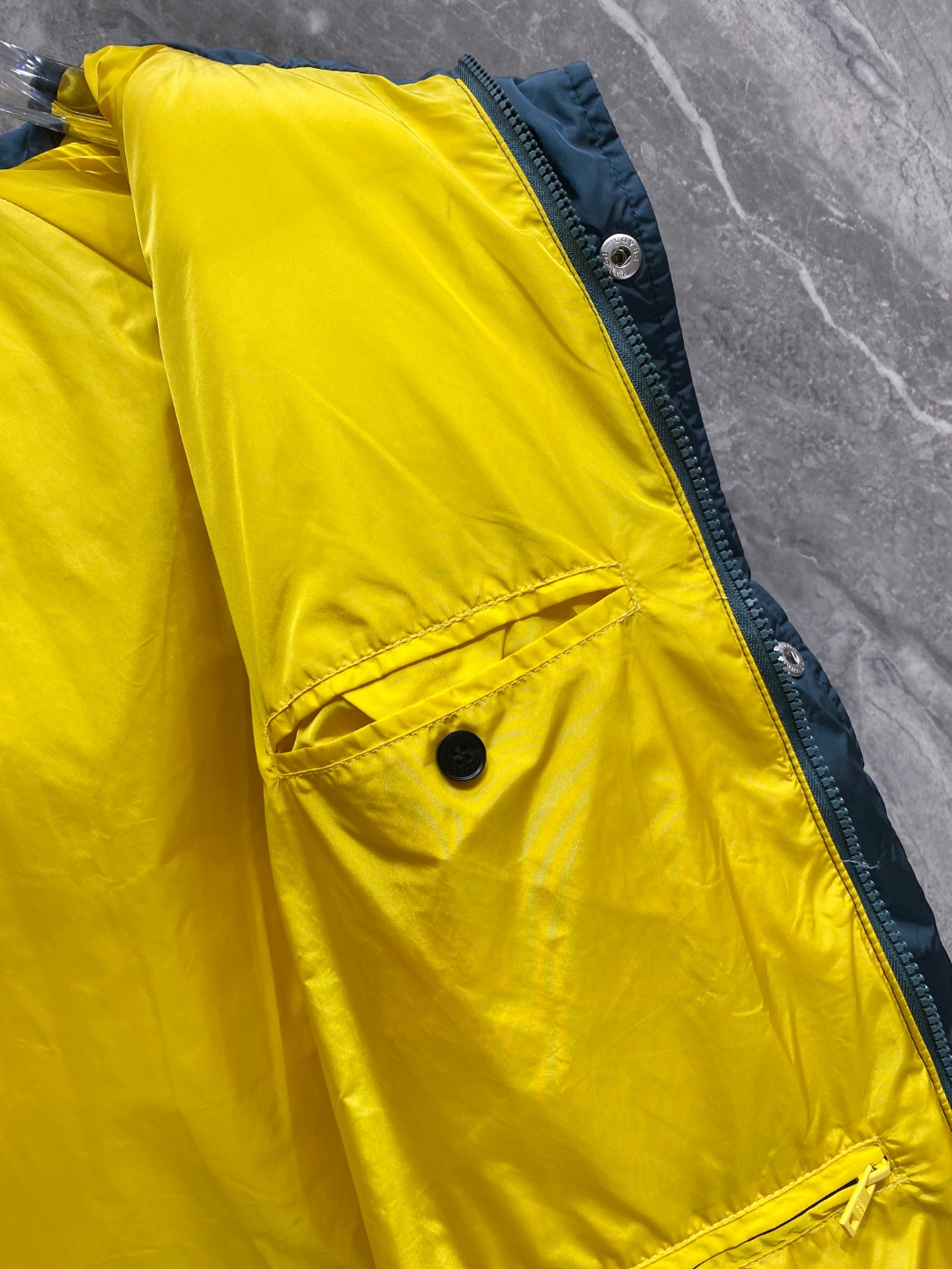 Prada&普拉达FW2025秋冬新款羽绒服。柜子在售款，一件难求。采用定制防风防雨面料，抗皱立挺有型，