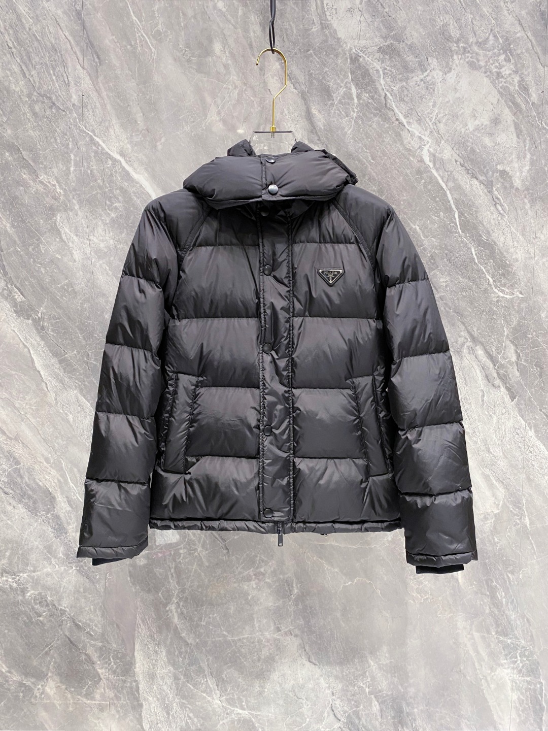 Prada&普拉达FW2025秋冬新款羽绒服。柜子在售款，一件难求。采用定制防风防雨面料，抗皱立挺有型，