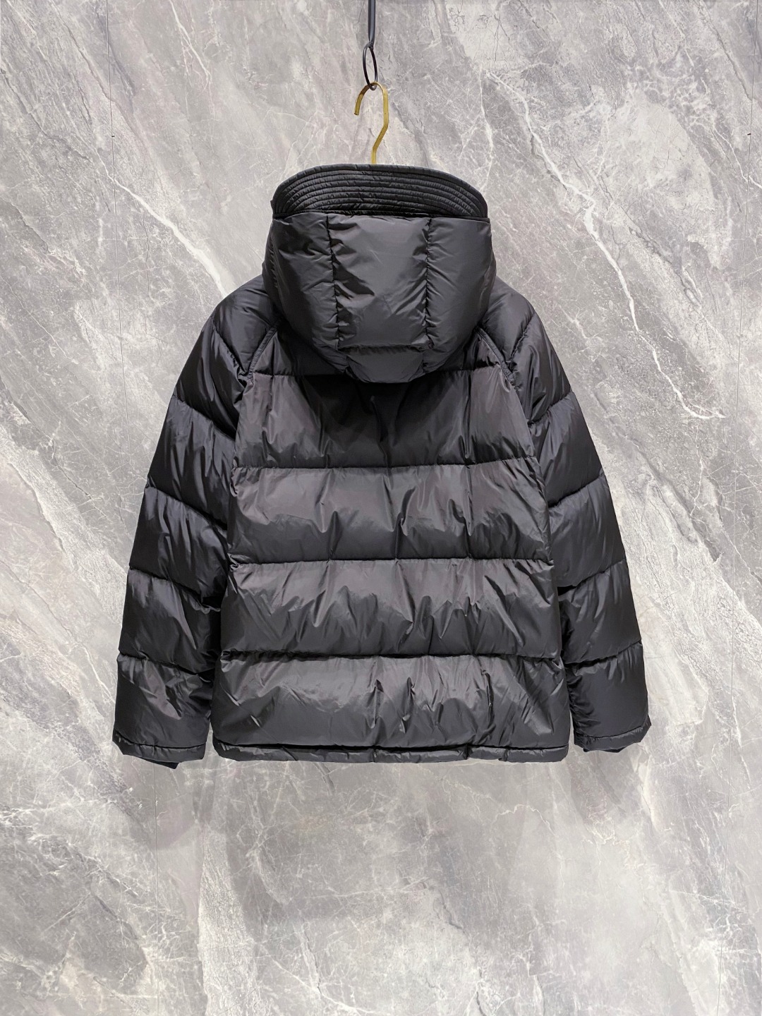 Prada&普拉达FW2025秋冬新款羽绒服。柜子在售款，一件难求。采用定制防风防雨面料，抗皱立挺有型，