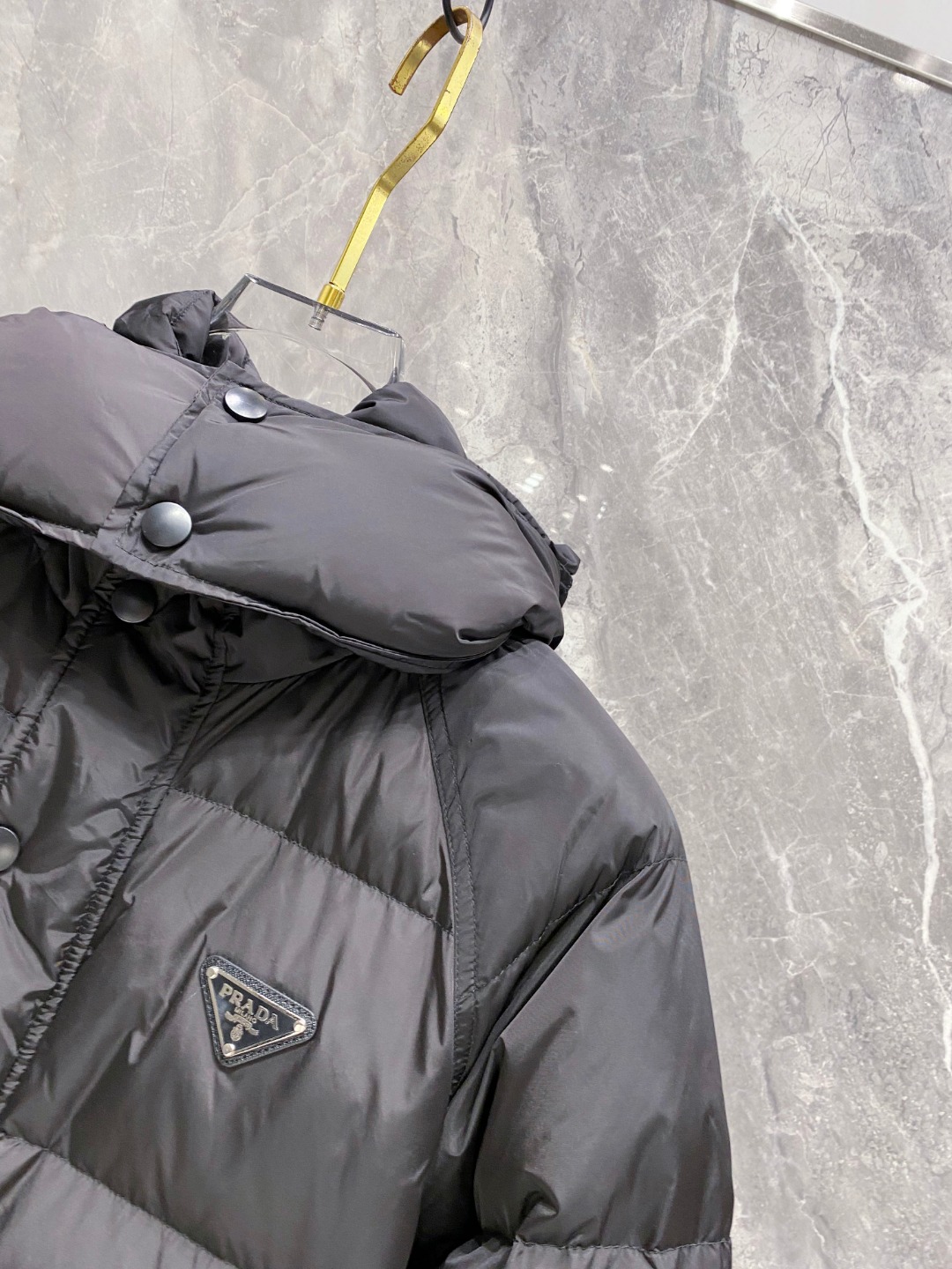 Prada&普拉达FW2025秋冬新款羽绒服。柜子在售款，一件难求。采用定制防风防雨面料，抗皱立挺有型，