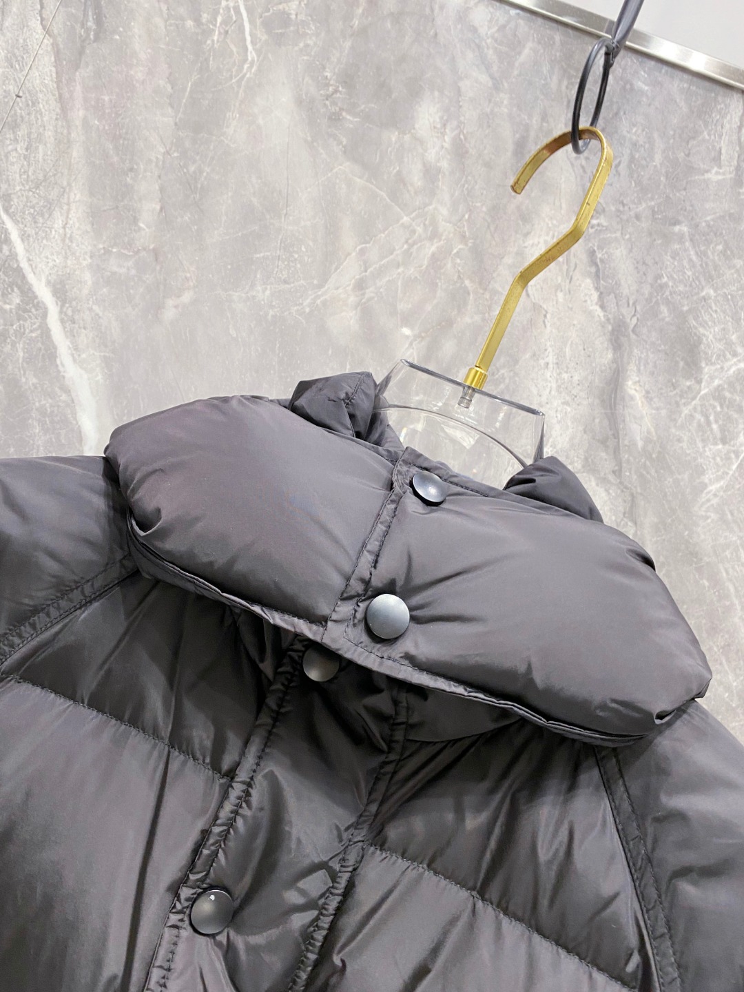 Prada&普拉达FW2025秋冬新款羽绒服。柜子在售款，一件难求。采用定制防风防雨面料，抗皱立挺有型，