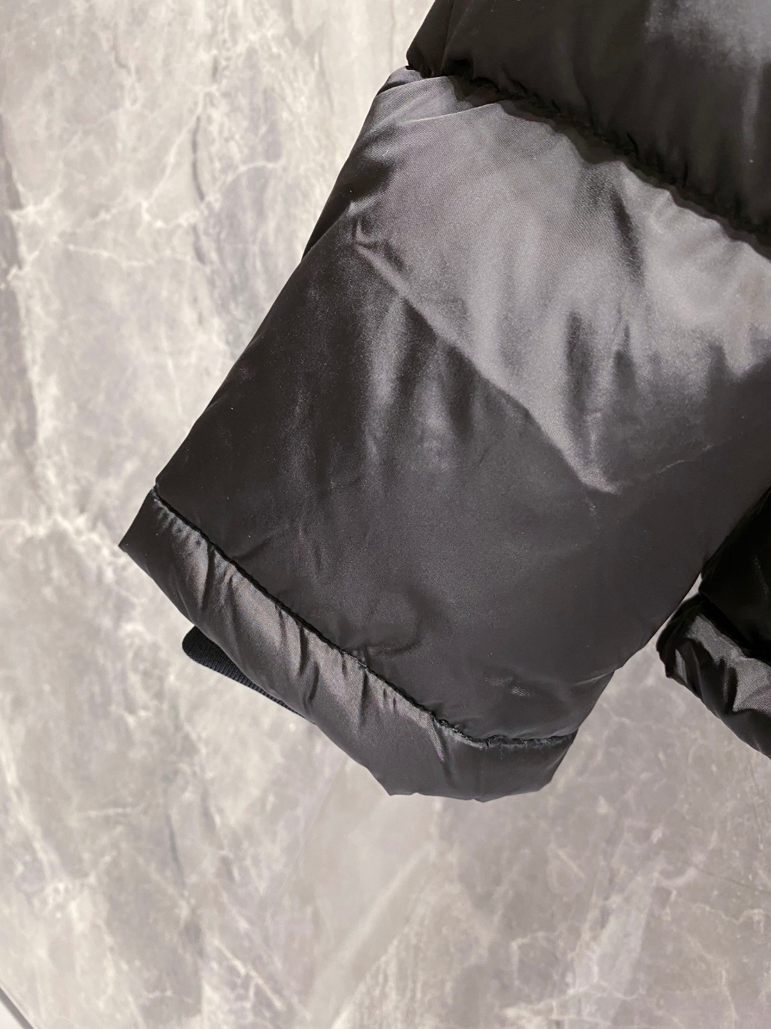 Prada&普拉达FW2025秋冬新款羽绒服。柜子在售款，一件难求。采用定制防风防雨面料，抗皱立挺有型，