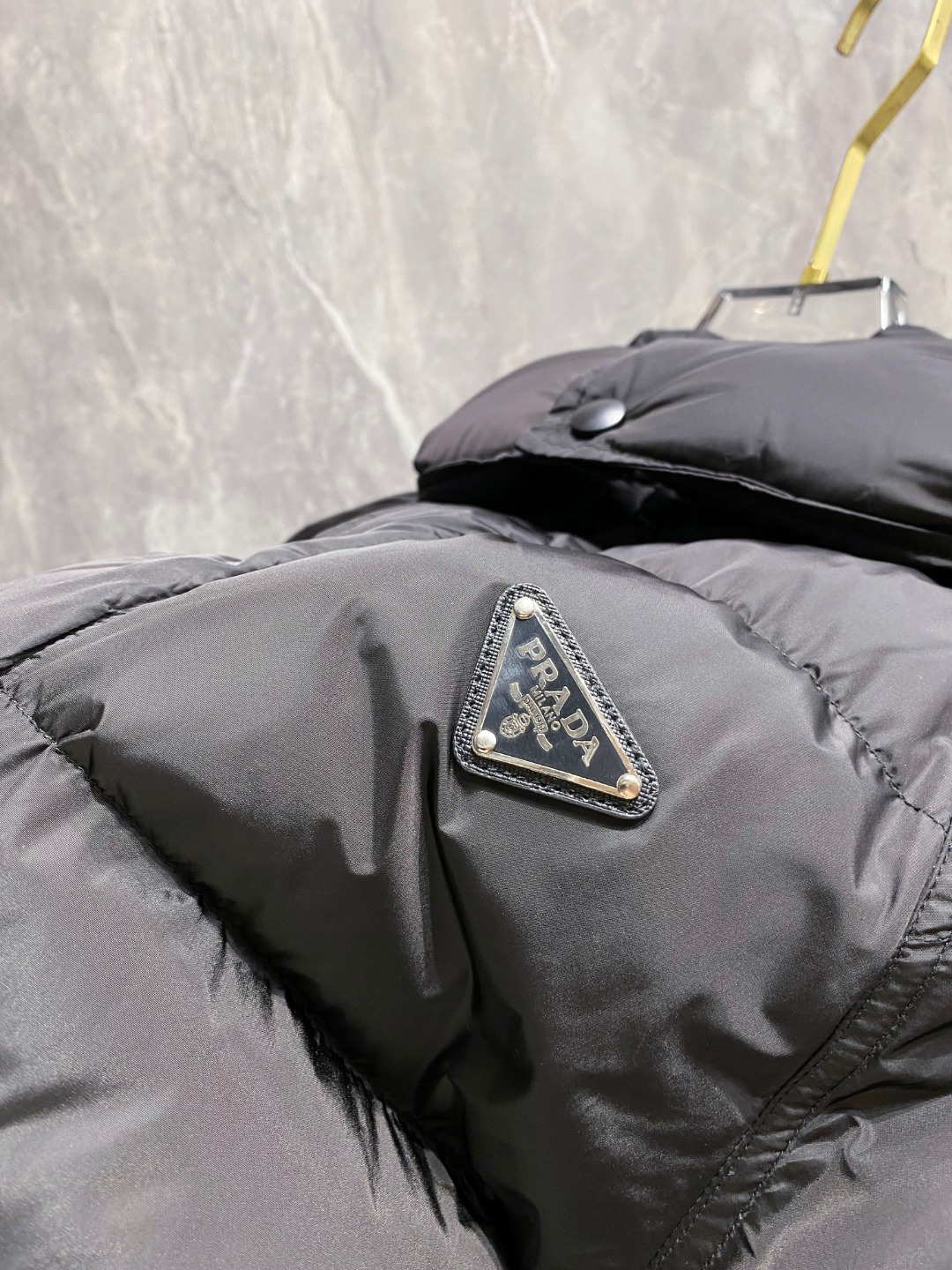 Prada&普拉达FW2025秋冬新款羽绒服。柜子在售款，一件难求。采用定制防风防雨面料，抗皱立挺有型，