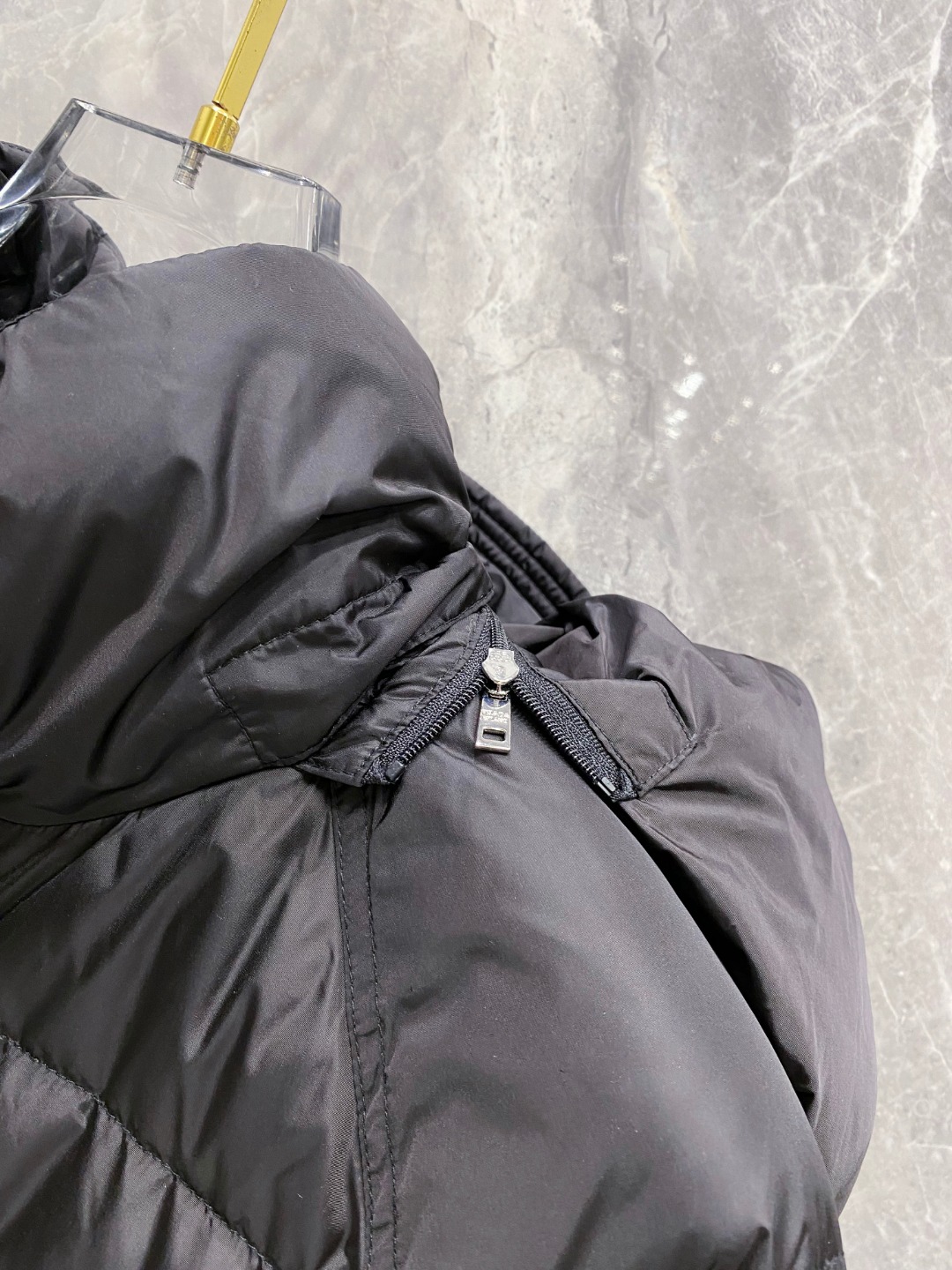 Prada&普拉达FW2025秋冬新款羽绒服。柜子在售款，一件难求。采用定制防风防雨面料，抗皱立挺有型，