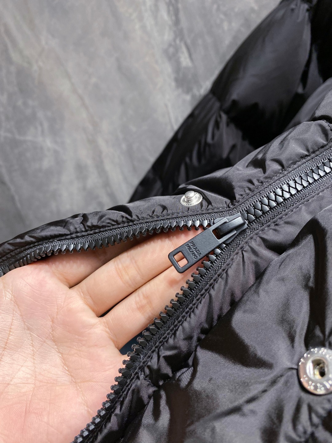 Prada&普拉达FW2025秋冬新款羽绒服。柜子在售款，一件难求。采用定制防风防雨面料，抗皱立挺有型，