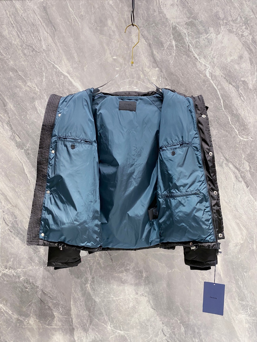 Prada&普拉达FW2025秋冬新款羽绒服。柜子在售款，一件难求。采用定制防风防雨面料，抗皱立挺有型，