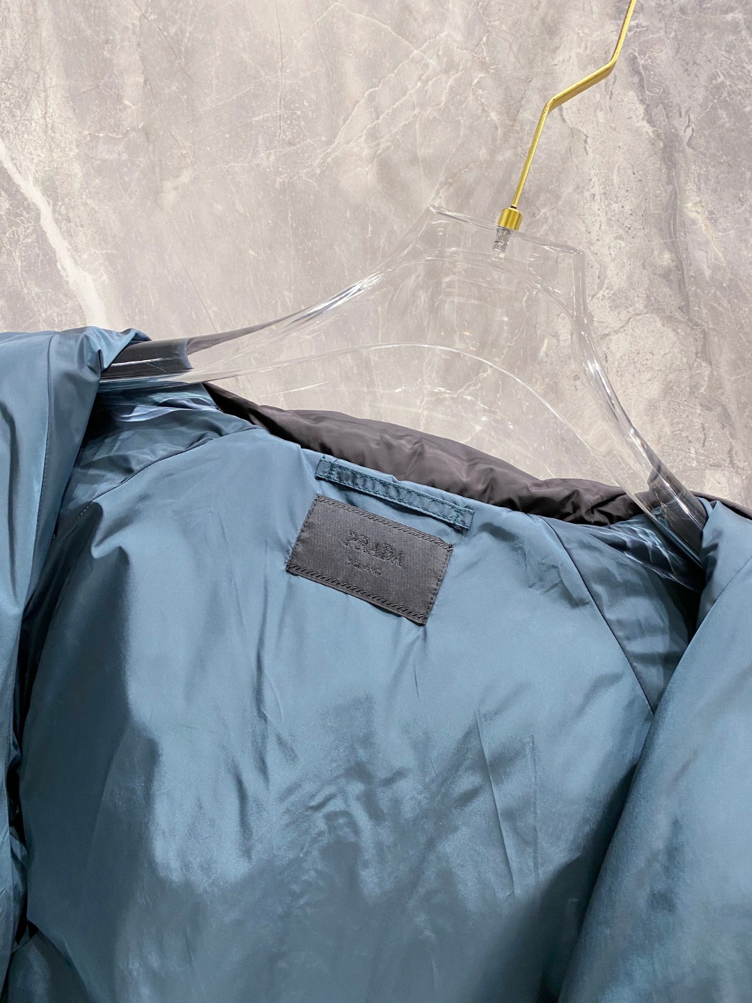 Prada&普拉达FW2025秋冬新款羽绒服。柜子在售款，一件难求。采用定制防风防雨面料，抗皱立挺有型，