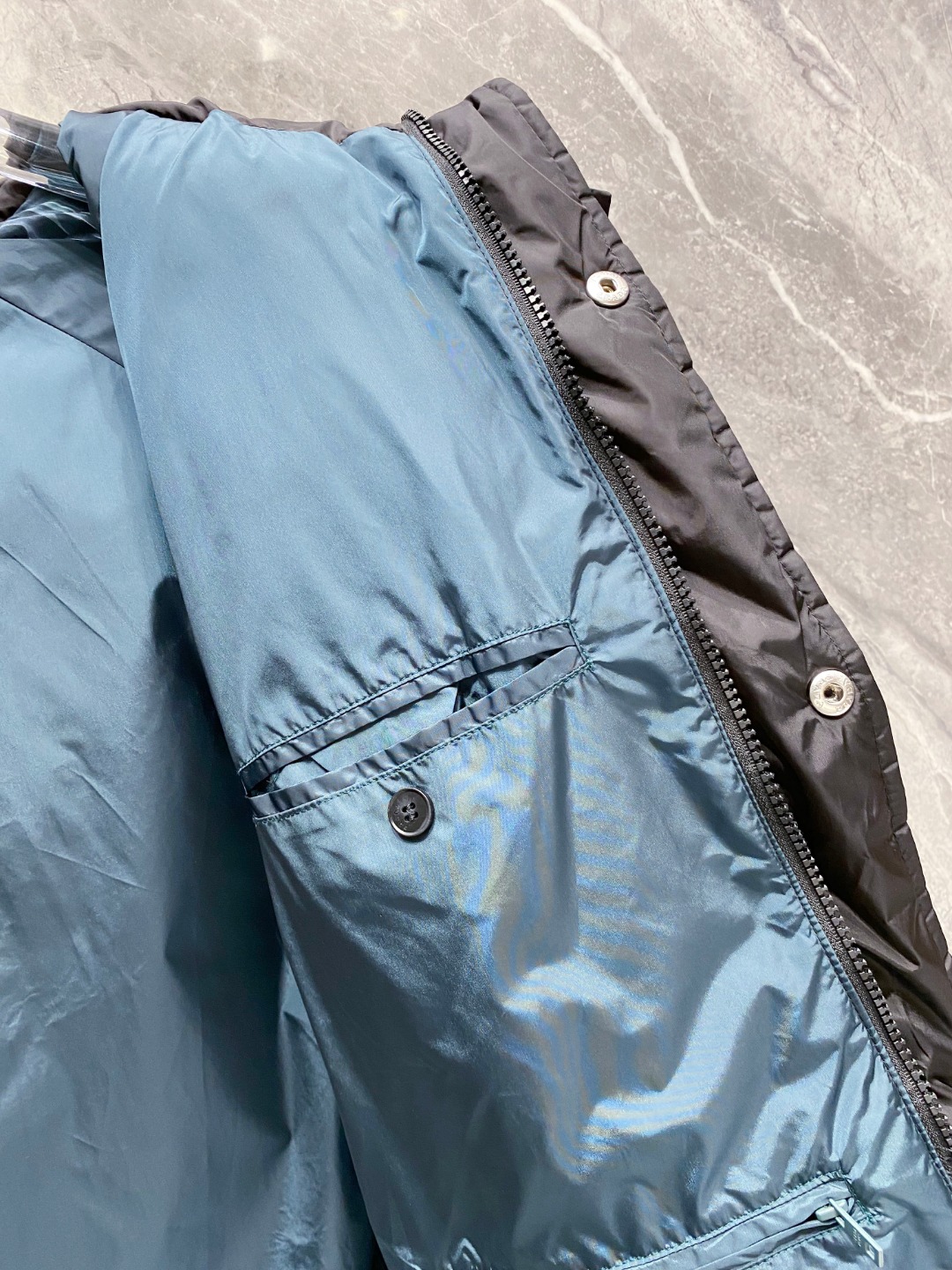 Prada&普拉达FW2025秋冬新款羽绒服。柜子在售款，一件难求。采用定制防风防雨面料，抗皱立挺有型，