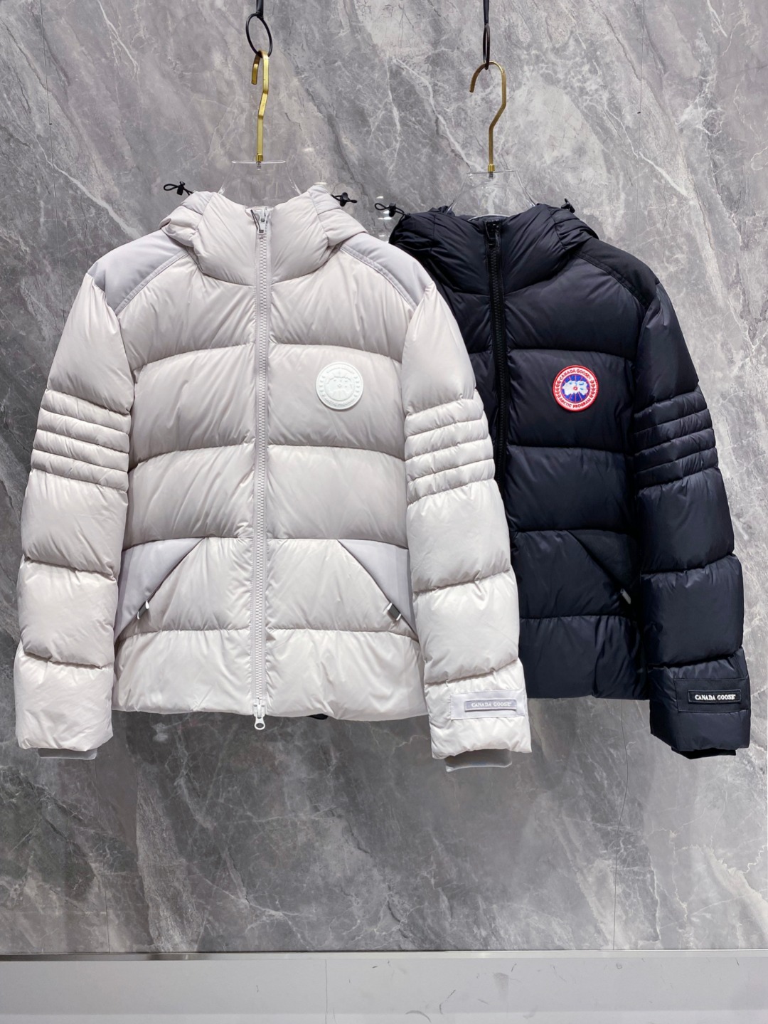 Canada Goose(加拿大鹅) FW2025新款羽绒服。连帽设计，男女同款，时尚感满满。采用定制面