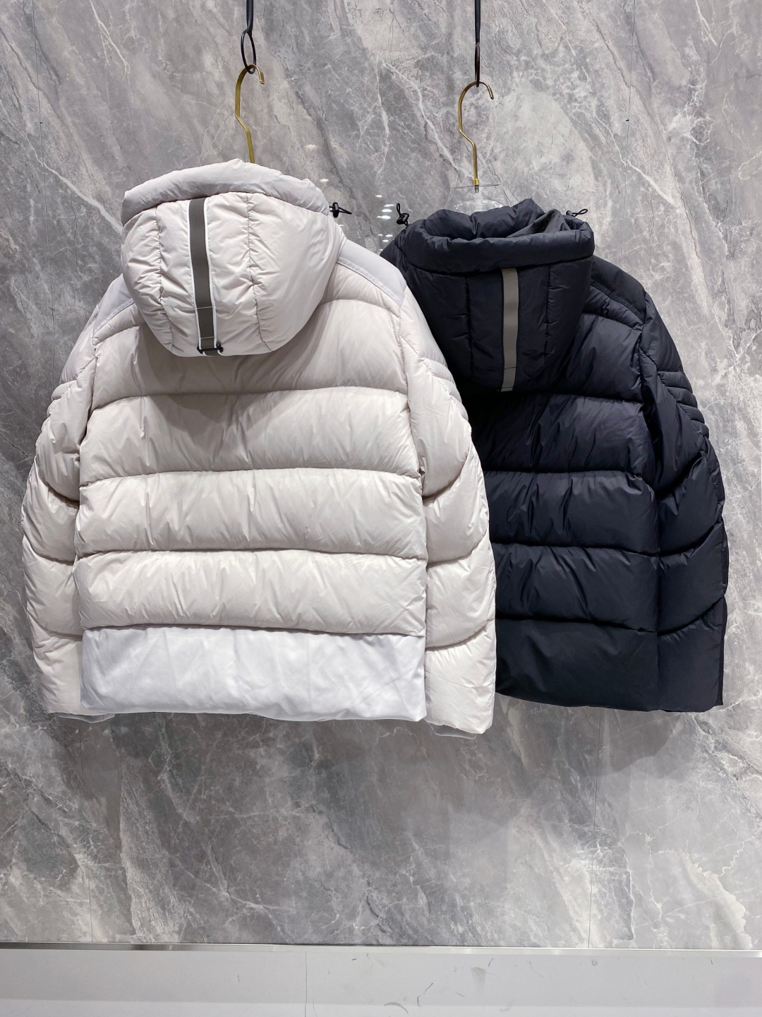 Canada Goose(加拿大鹅) FW2025新款羽绒服。连帽设计，男女同款，时尚感满满。采用定制面