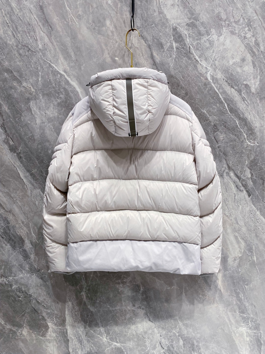 Canada Goose(加拿大鹅) FW2025新款羽绒服。连帽设计，男女同款，时尚感满满。采用定制面