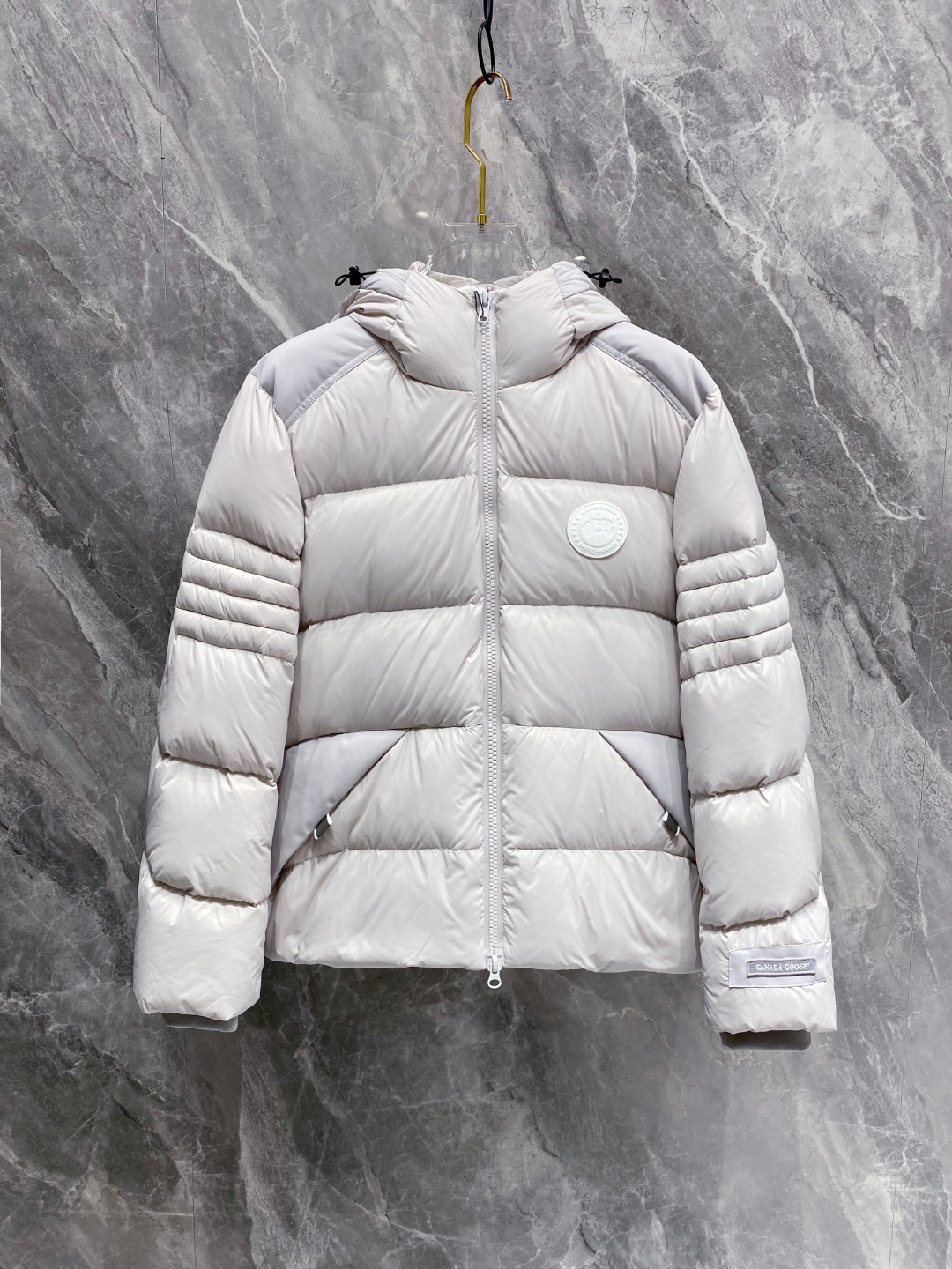 Canada Goose(加拿大鹅) FW2025新款羽绒服。连帽设计，男女同款，时尚感满满。采用定制面