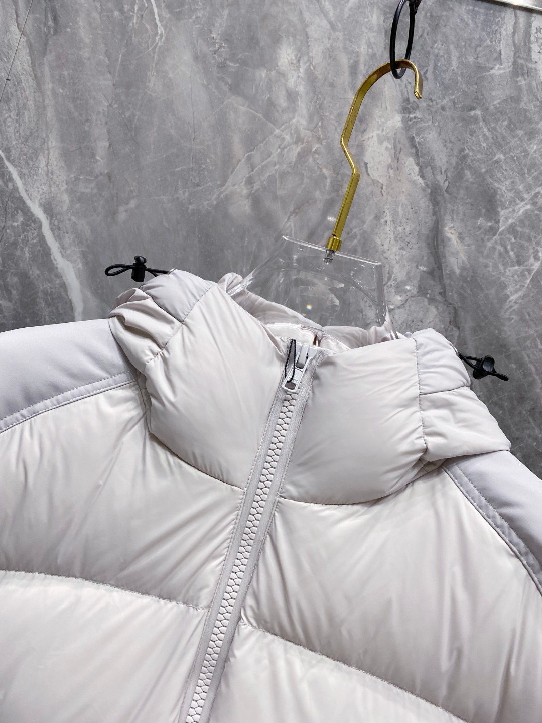 Canada Goose(加拿大鹅) FW2025新款羽绒服。连帽设计，男女同款，时尚感满满。采用定制面