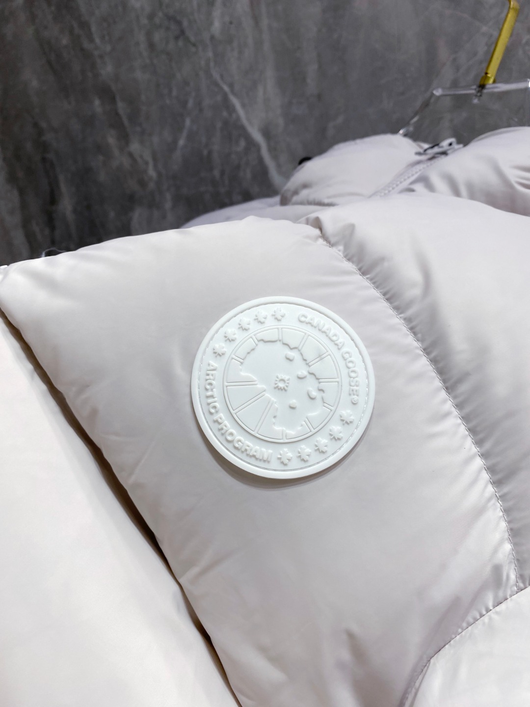 Canada Goose(加拿大鹅) FW2025新款羽绒服。连帽设计，男女同款，时尚感满满。采用定制面