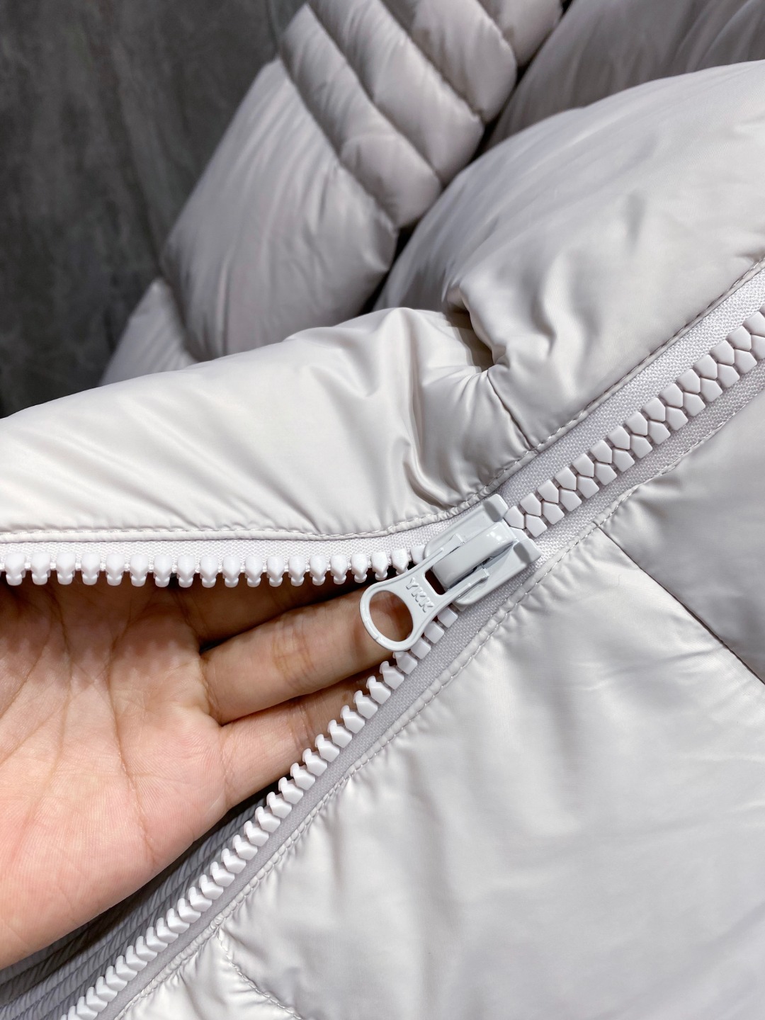 Canada Goose(加拿大鹅) FW2025新款羽绒服。连帽设计，男女同款，时尚感满满。采用定制面