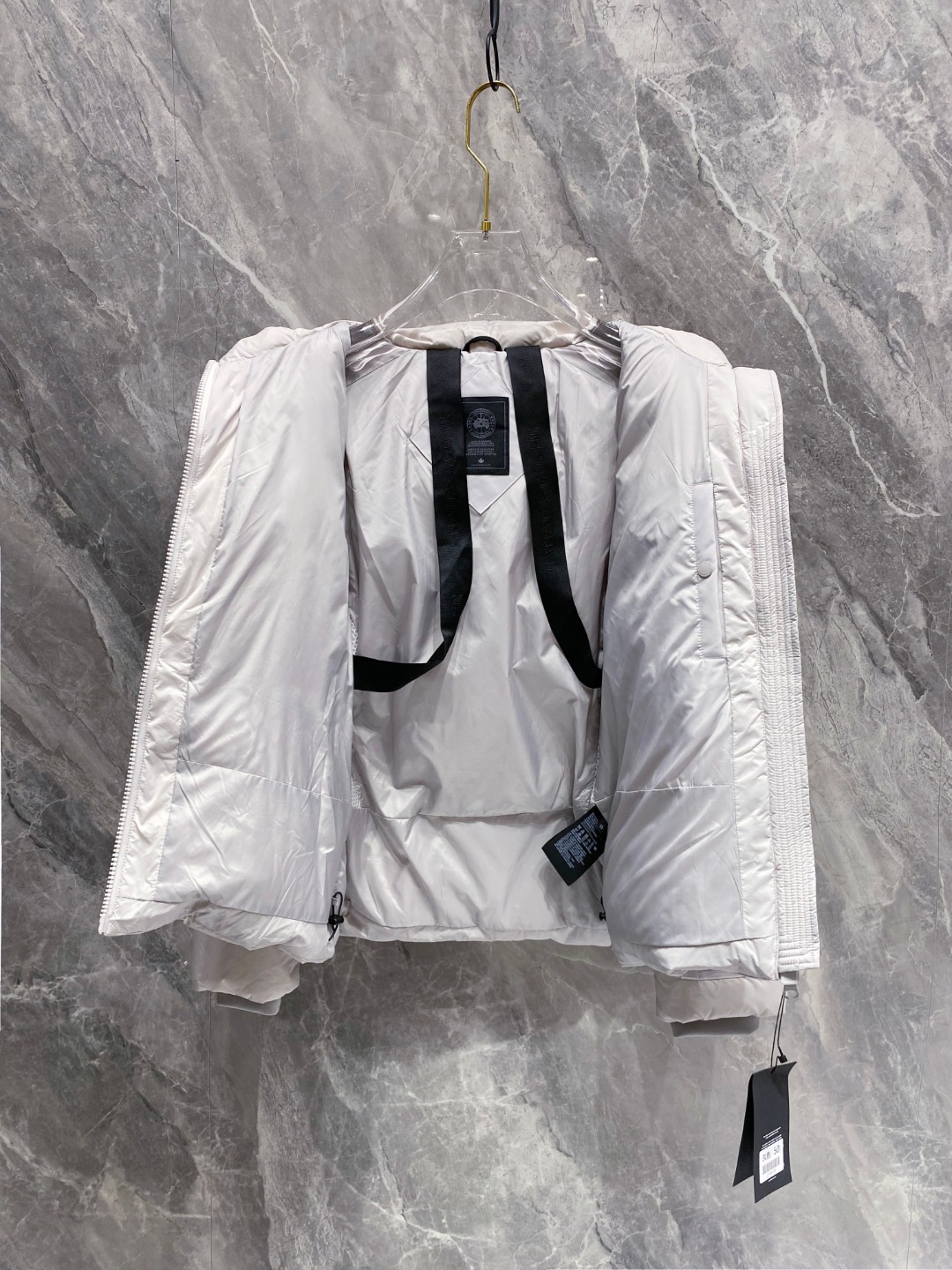 Canada Goose(加拿大鹅) FW2025新款羽绒服。连帽设计，男女同款，时尚感满满。采用定制面