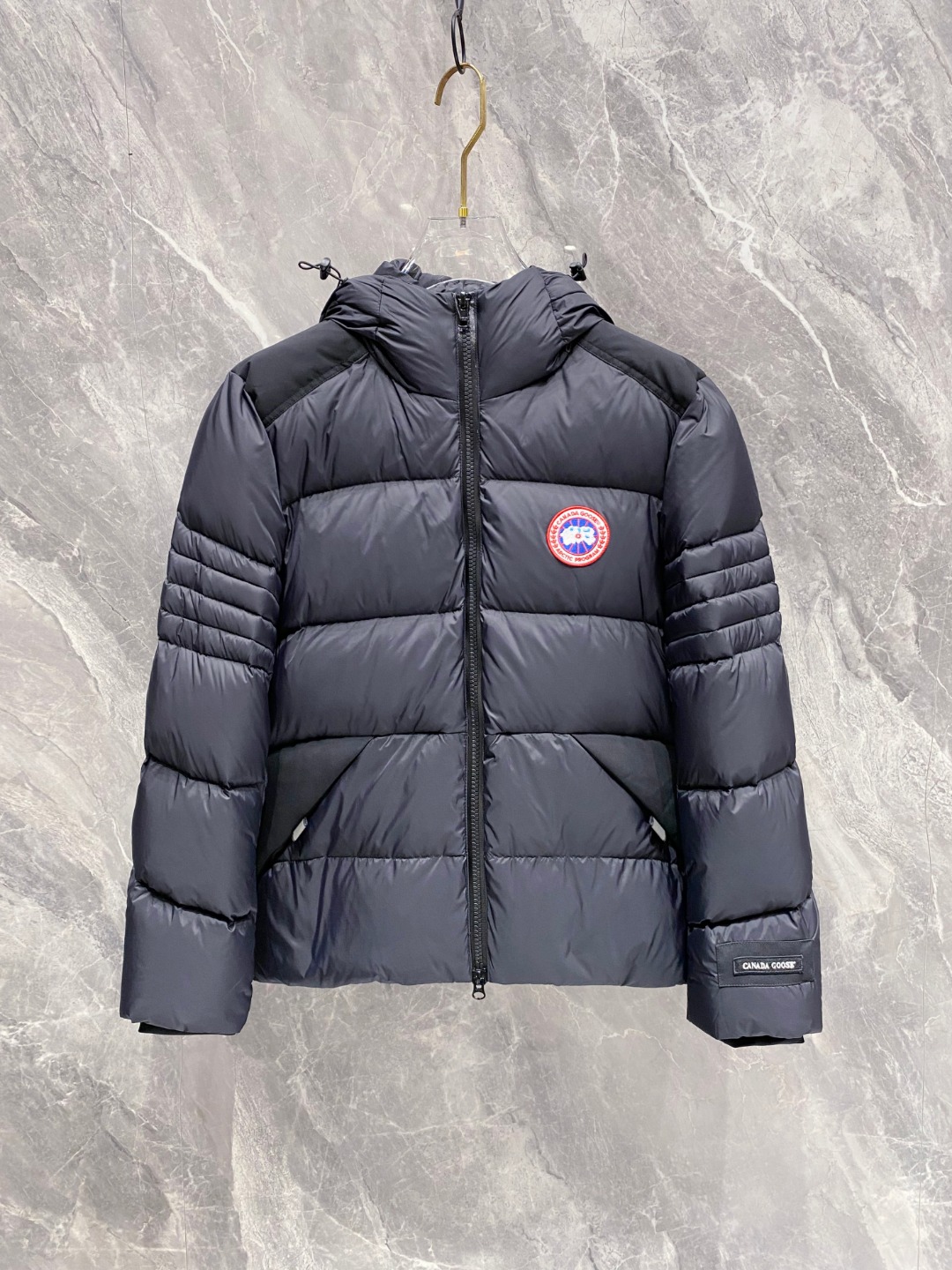 Canada Goose(加拿大鹅) FW2025新款羽绒服。连帽设计，男女同款，时尚感满满。采用定制面