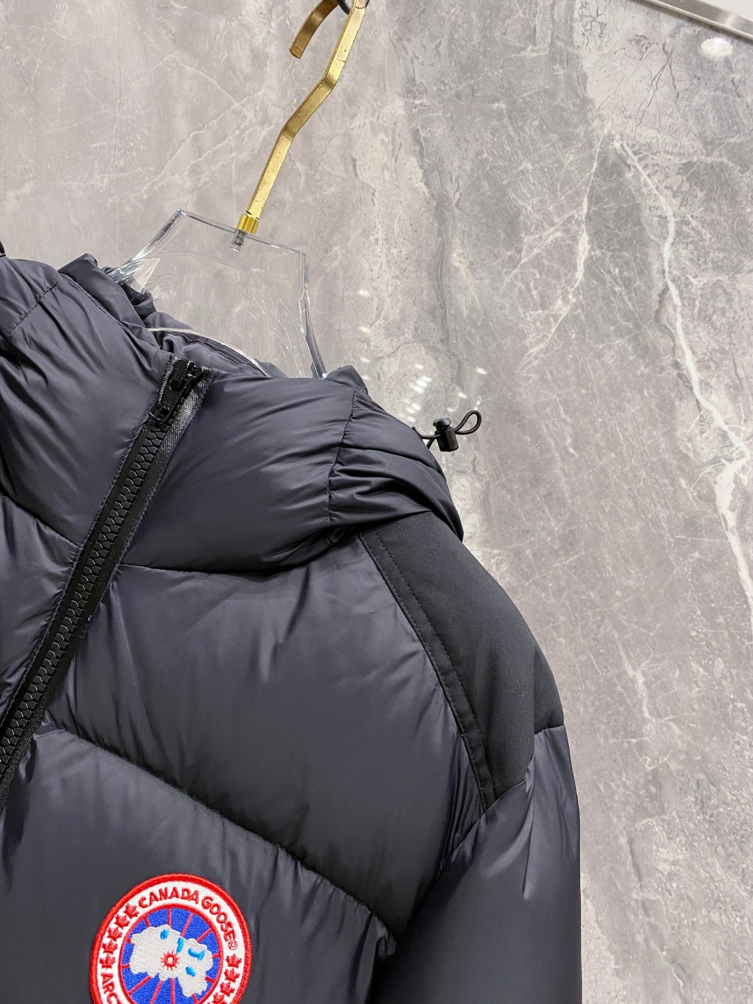 Canada Goose(加拿大鹅) FW2025新款羽绒服。连帽设计，男女同款，时尚感满满。采用定制面