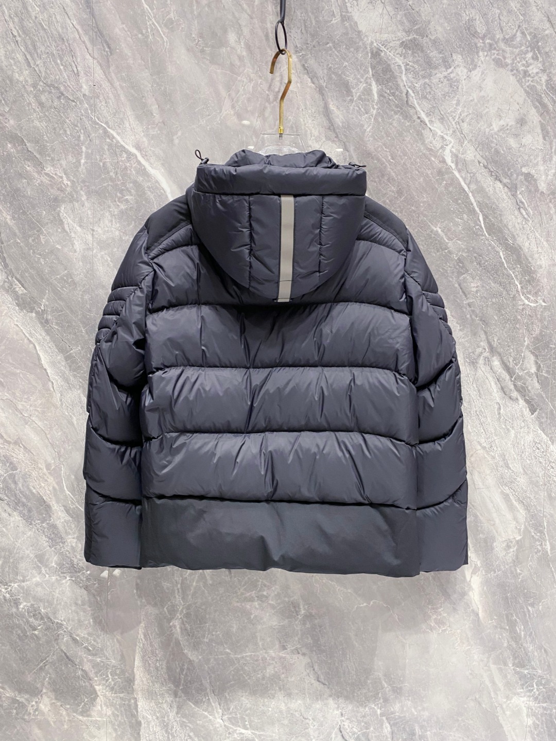 Canada Goose(加拿大鹅) FW2025新款羽绒服。连帽设计，男女同款，时尚感满满。采用定制面