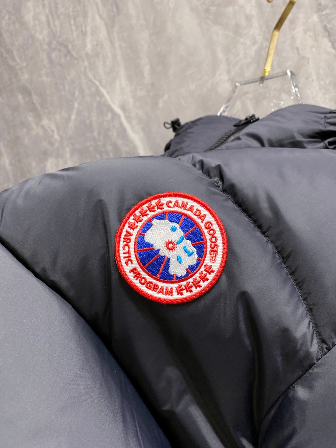 Canada Goose(加拿大鹅) FW2025新款羽绒服。连帽设计，男女同款，时尚感满满。采用定制面