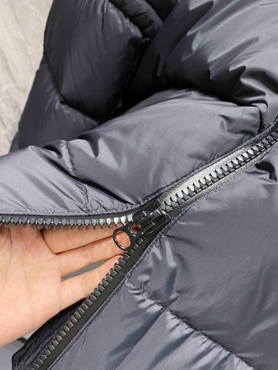 Canada Goose(加拿大鹅) FW2025新款羽绒服。连帽设计，男女同款，时尚感满满。采用定制面