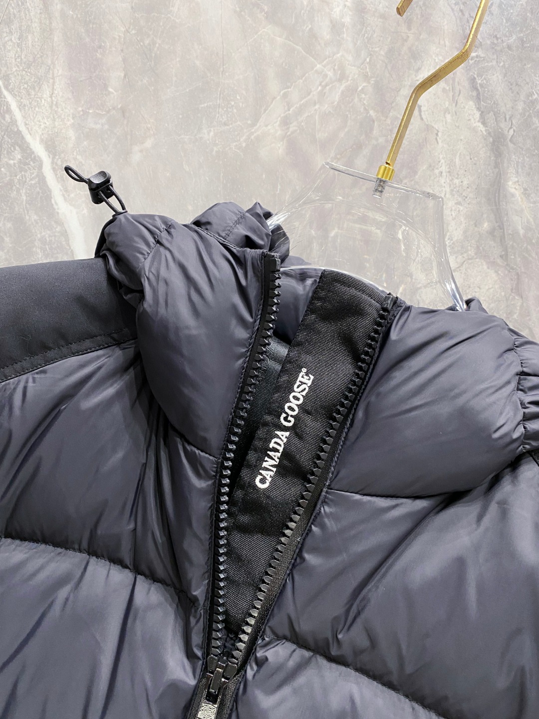 Canada Goose(加拿大鹅) FW2025新款羽绒服。连帽设计，男女同款，时尚感满满。采用定制面