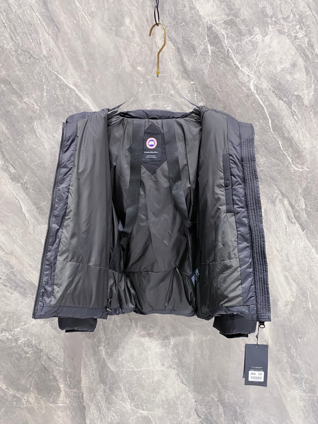 Canada Goose(加拿大鹅) FW2025新款羽绒服。连帽设计，男女同款，时尚感满满。采用定制面