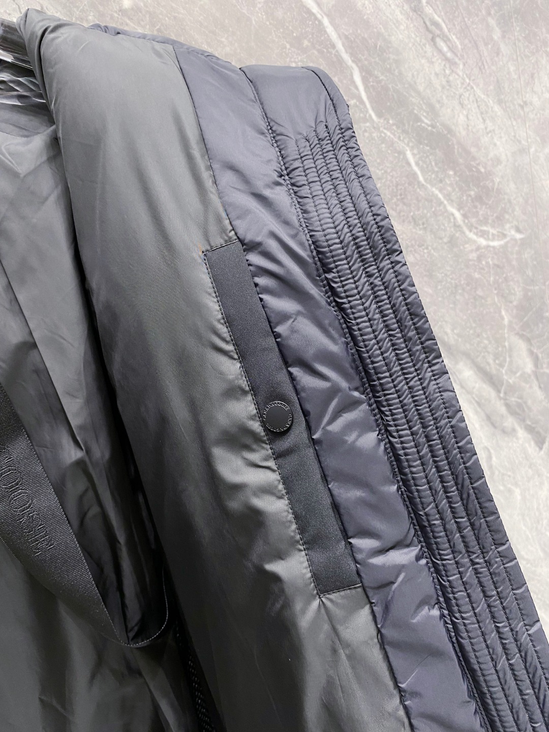 Canada Goose(加拿大鹅) FW2025新款羽绒服。连帽设计，男女同款，时尚感满满。采用定制面