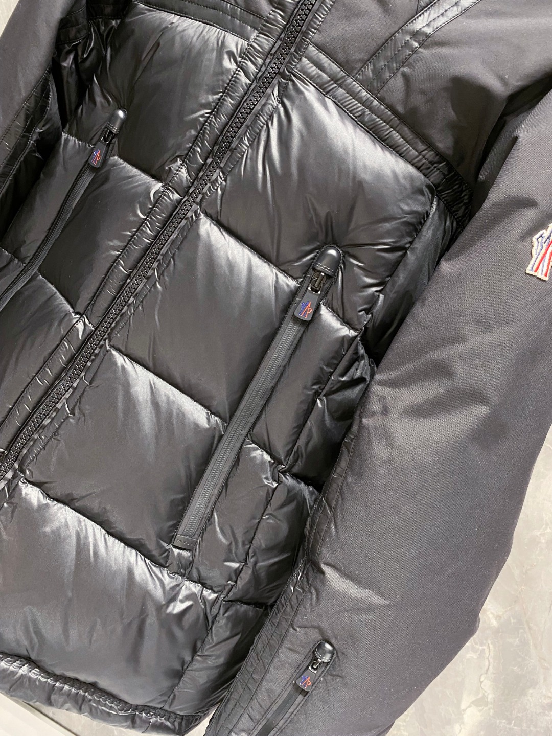 特级羽绒⬆️ Moncler Grenoble男士Morgins羊毛皮拼接里羽绒服.高端单品.原版购入开