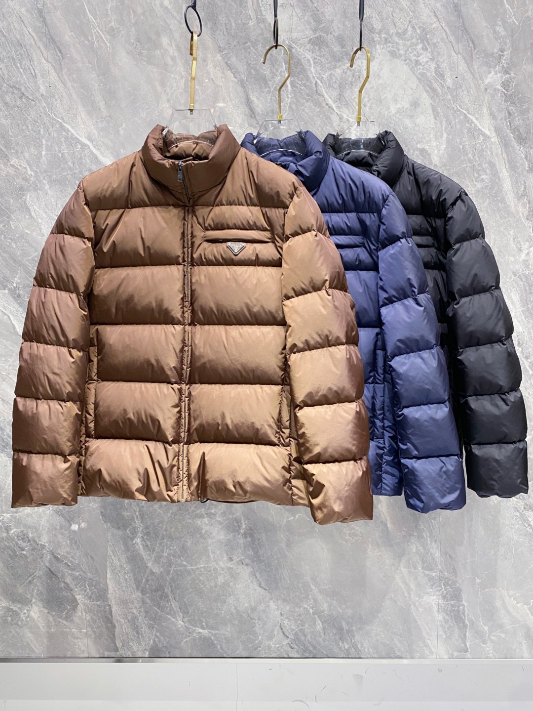 Prada 普拉达2025秋冬专柜同步新品发布，最新款羽绒服出货，全部原版购入，今年最新色，无论面料和辅