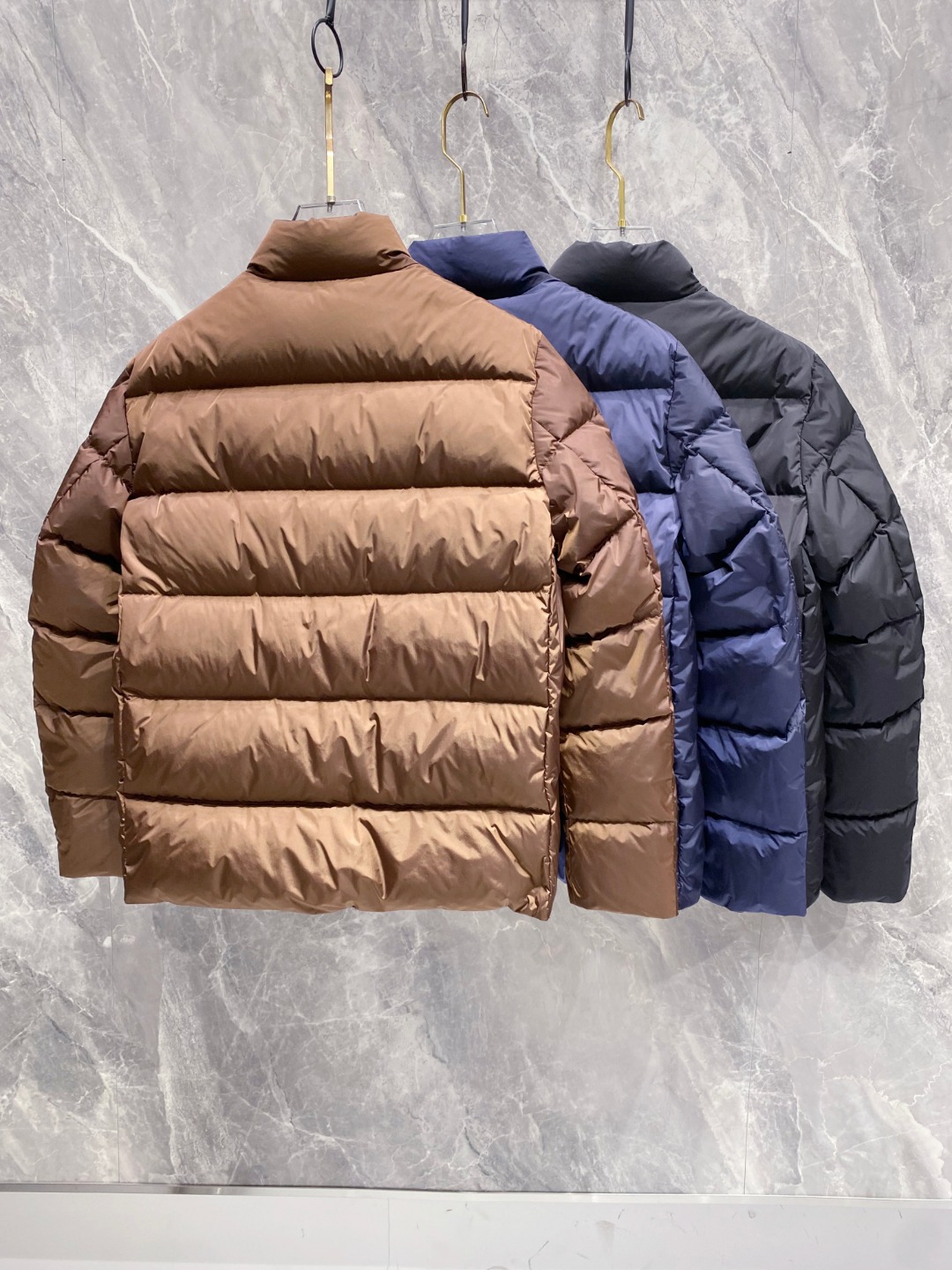 Prada 普拉达2025秋冬专柜同步新品发布，最新款羽绒服出货，全部原版购入，今年最新色，无论面料和辅