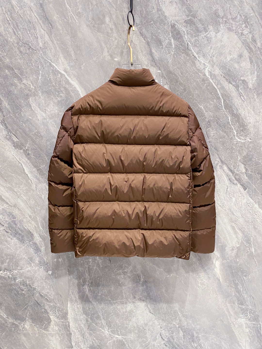 Prada 普拉达2025秋冬专柜同步新品发布，最新款羽绒服出货，全部原版购入，今年最新色，无论面料和辅