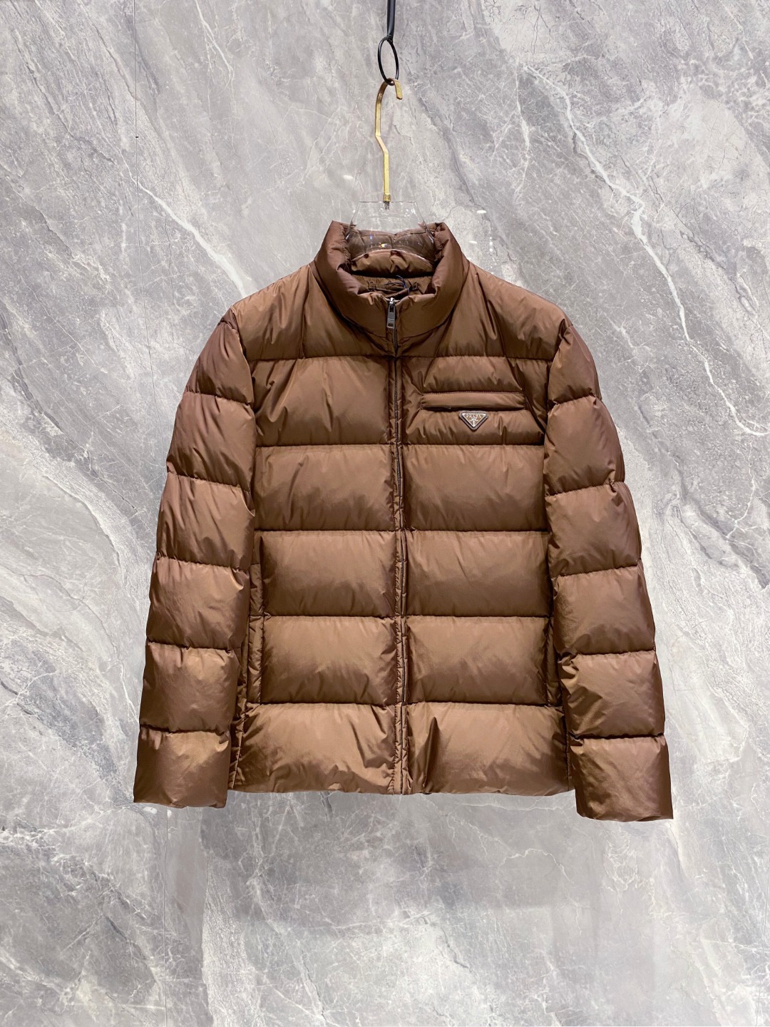 Prada 普拉达2025秋冬专柜同步新品发布，最新款羽绒服出货，全部原版购入，今年最新色，无论面料和辅