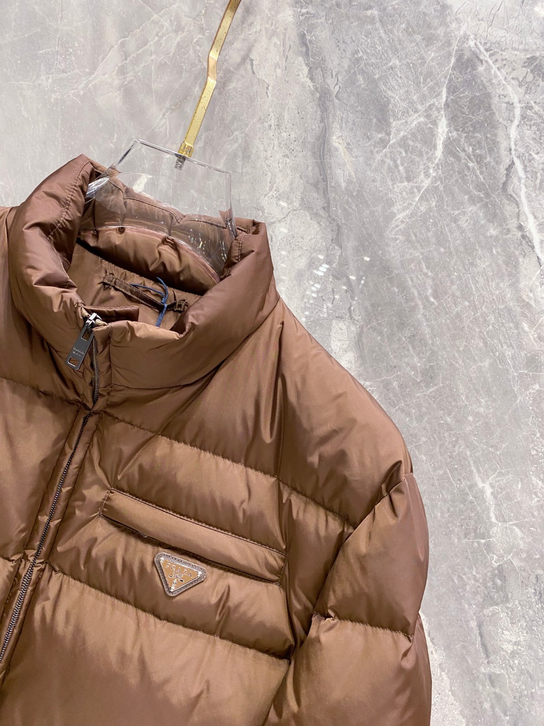 Prada 普拉达2025秋冬专柜同步新品发布，最新款羽绒服出货，全部原版购入，今年最新色，无论面料和辅