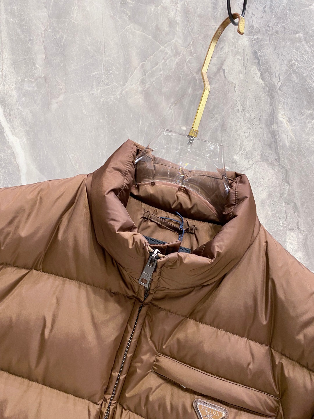 Prada 普拉达2025秋冬专柜同步新品发布，最新款羽绒服出货，全部原版购入，今年最新色，无论面料和辅