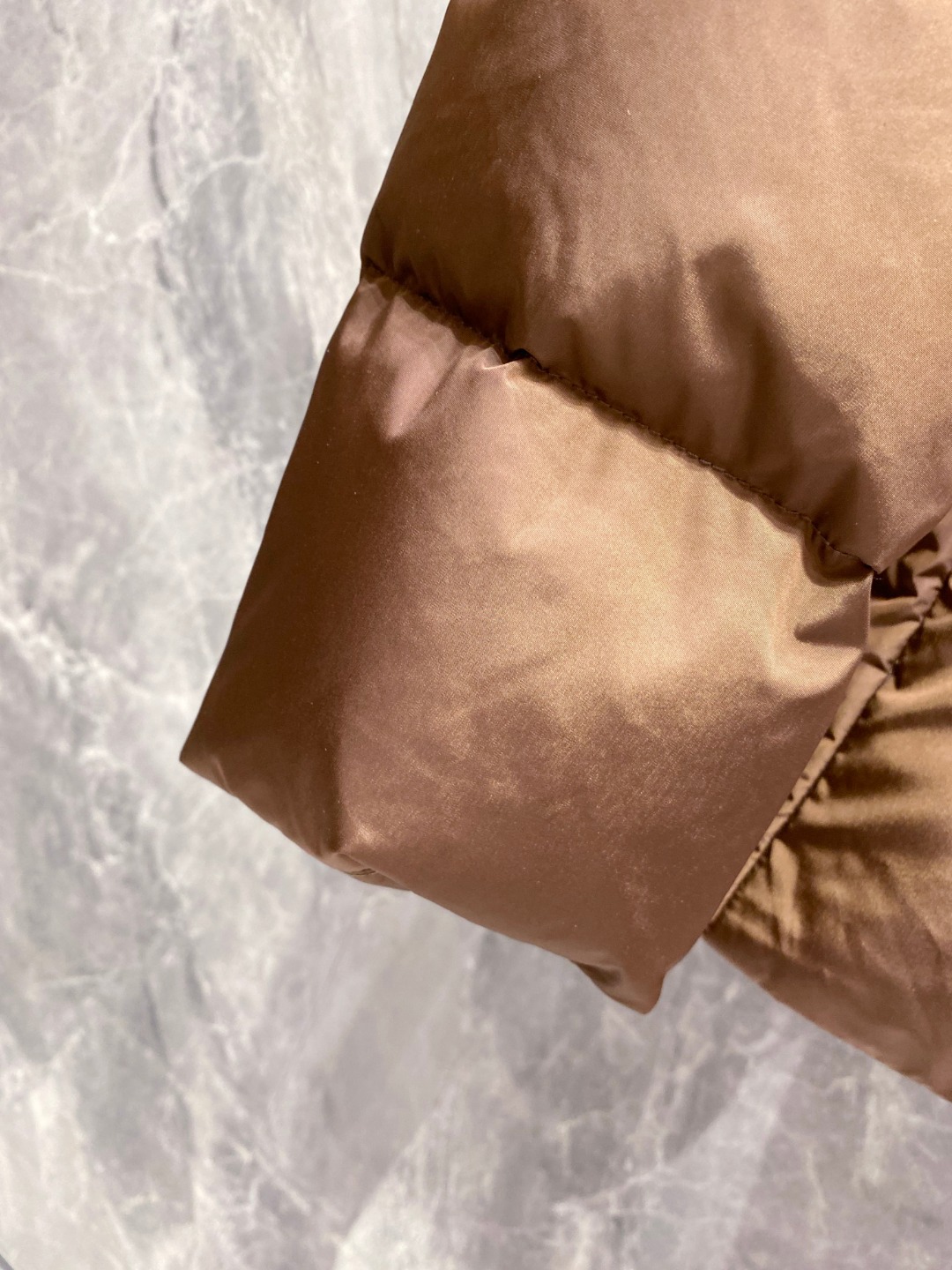 Prada 普拉达2025秋冬专柜同步新品发布，最新款羽绒服出货，全部原版购入，今年最新色，无论面料和辅