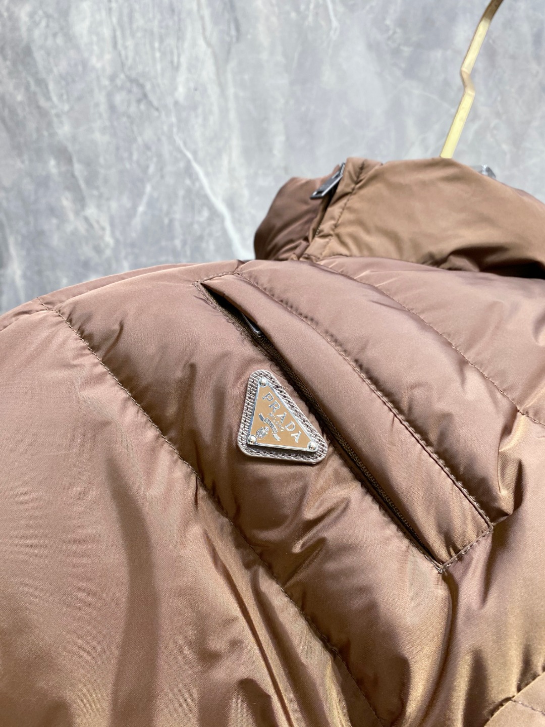 Prada 普拉达2025秋冬专柜同步新品发布，最新款羽绒服出货，全部原版购入，今年最新色，无论面料和辅