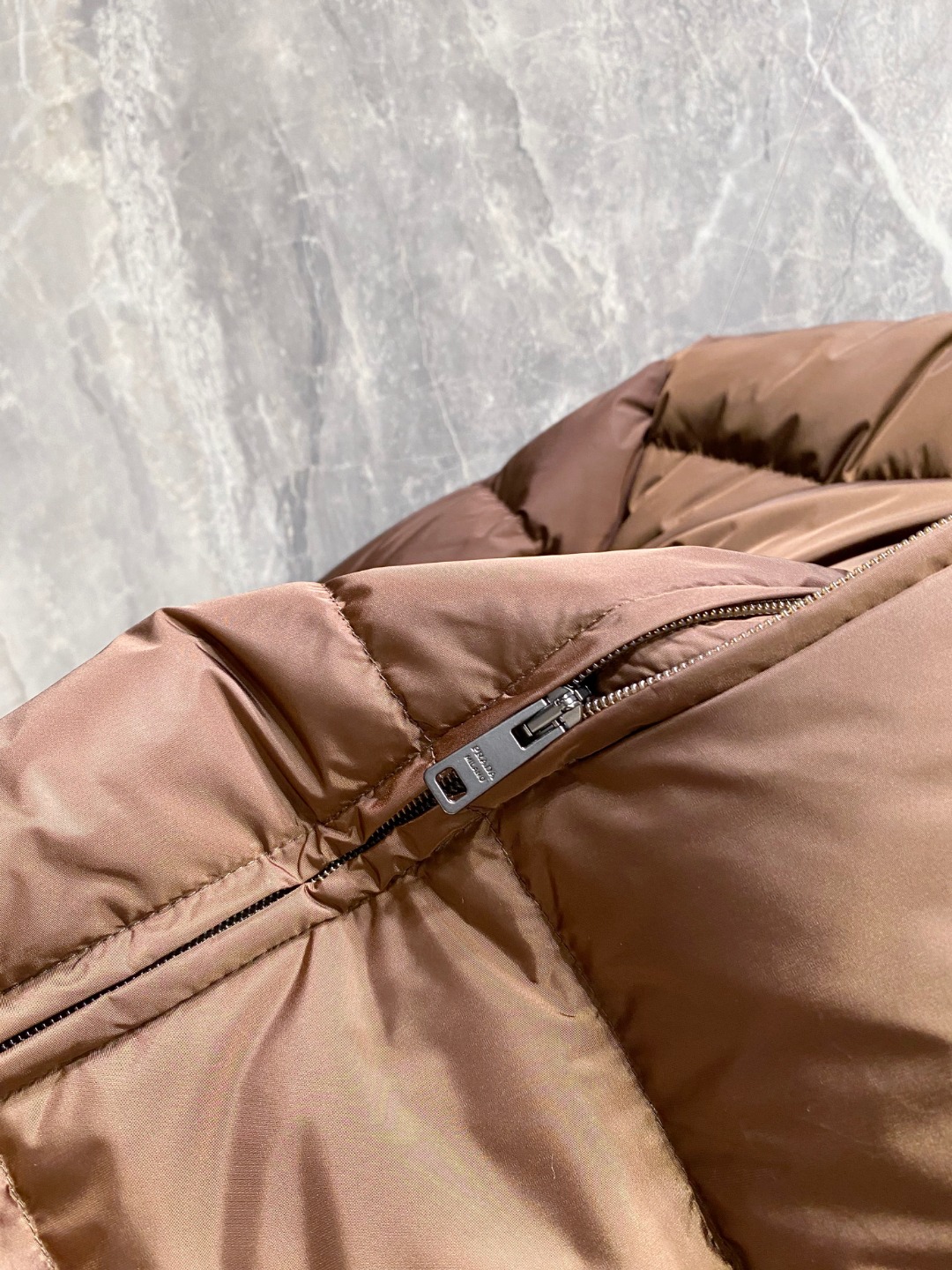 Prada 普拉达2025秋冬专柜同步新品发布，最新款羽绒服出货，全部原版购入，今年最新色，无论面料和辅