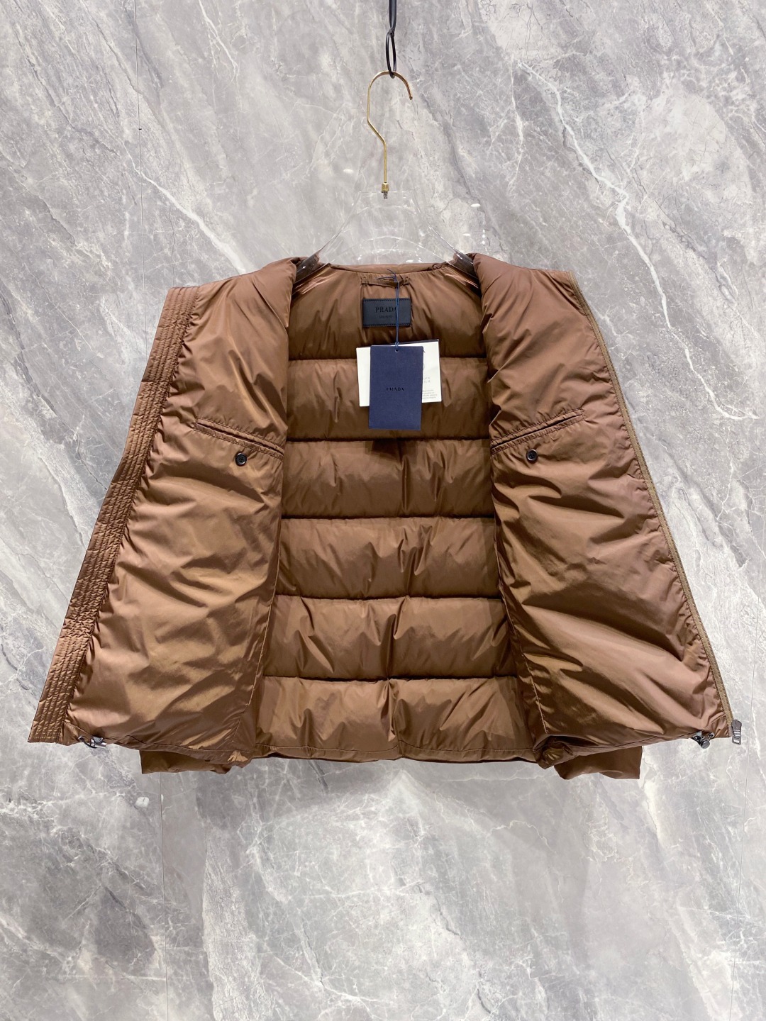 Prada 普拉达2025秋冬专柜同步新品发布，最新款羽绒服出货，全部原版购入，今年最新色，无论面料和辅