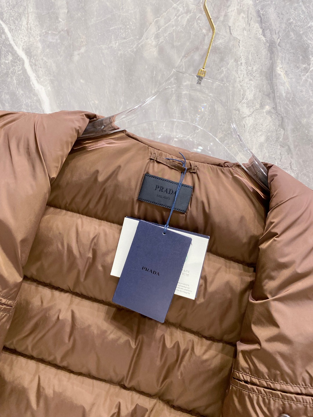 Prada 普拉达2025秋冬专柜同步新品发布，最新款羽绒服出货，全部原版购入，今年最新色，无论面料和辅