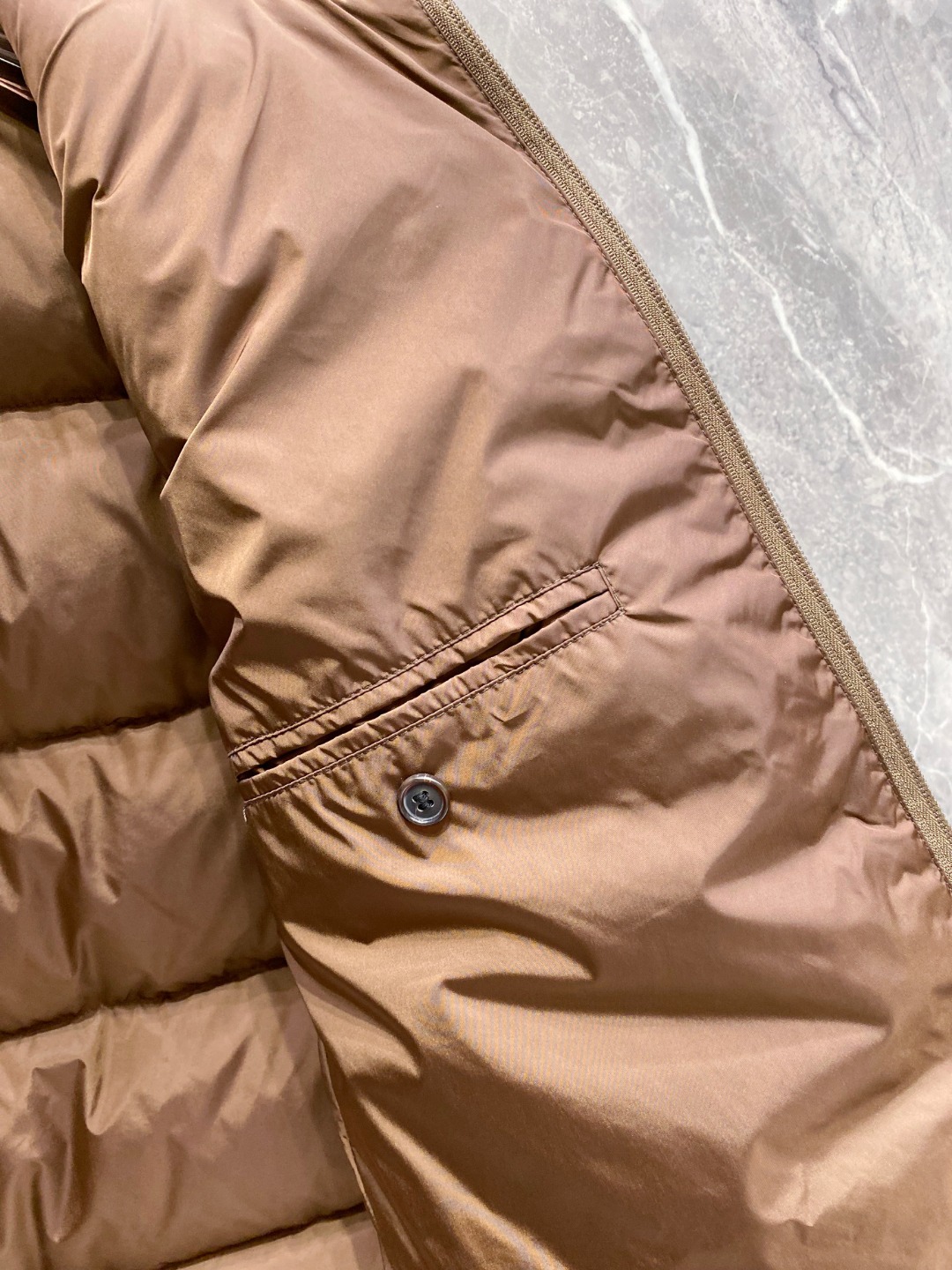 Prada 普拉达2025秋冬专柜同步新品发布，最新款羽绒服出货，全部原版购入，今年最新色，无论面料和辅