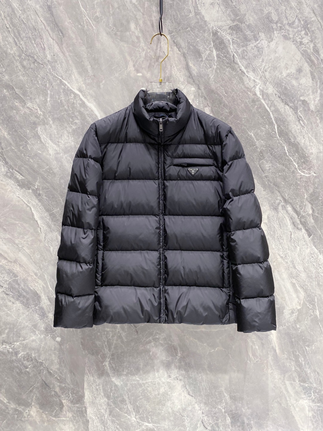 Prada 普拉达2025秋冬专柜同步新品发布，最新款羽绒服出货，全部原版购入，今年最新色，无论面料和辅