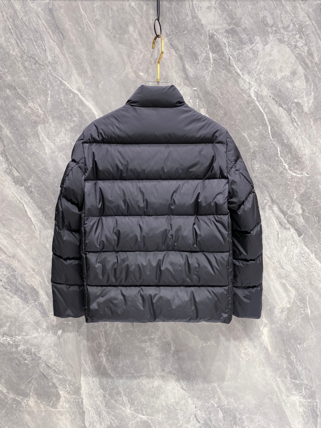 Prada 普拉达2025秋冬专柜同步新品发布，最新款羽绒服出货，全部原版购入，今年最新色，无论面料和辅