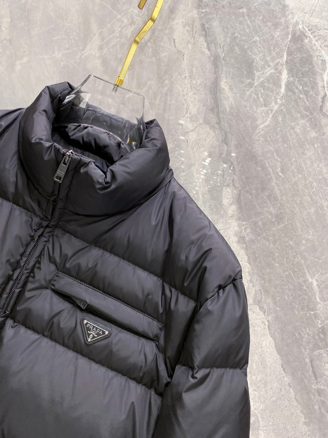 Prada 普拉达2025秋冬专柜同步新品发布，最新款羽绒服出货，全部原版购入，今年最新色，无论面料和辅