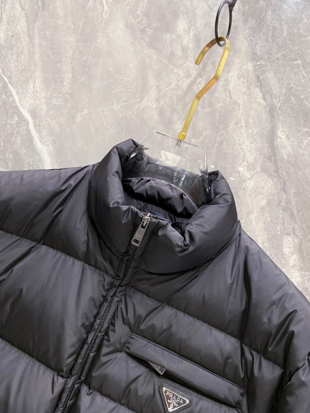 Prada 普拉达2025秋冬专柜同步新品发布，最新款羽绒服出货，全部原版购入，今年最新色，无论面料和辅