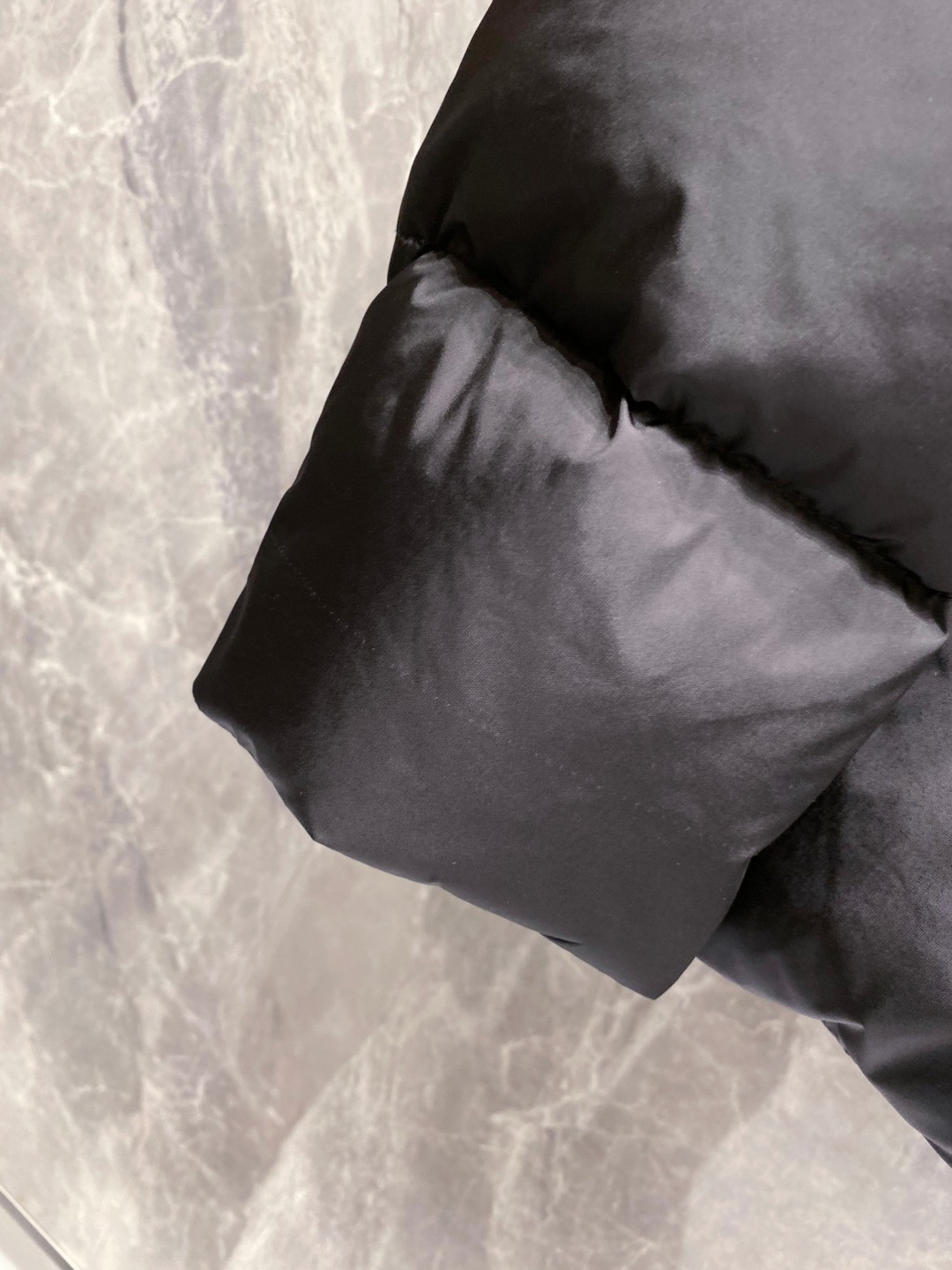 Prada 普拉达2025秋冬专柜同步新品发布，最新款羽绒服出货，全部原版购入，今年最新色，无论面料和辅